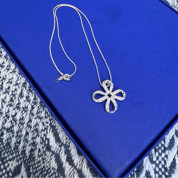 Vintage Elegant Silver Pendant Necklace - Picture 2 of 3